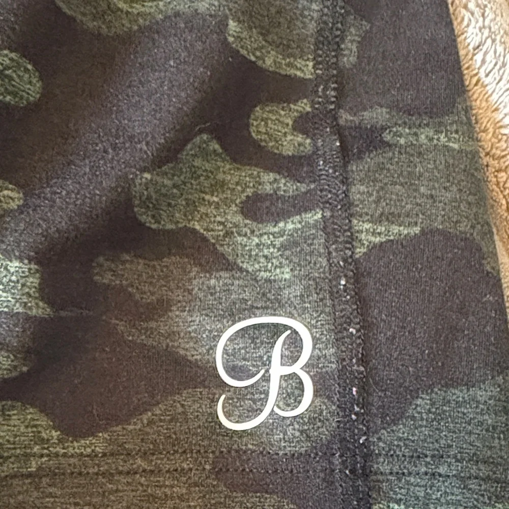 Bombshell Sportswear Green Camo Scrunch Butt Shorts | Estimated Size Small - Picture 7 of 7